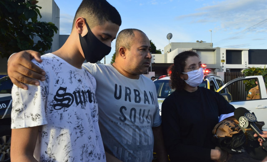 Soldado da PM ferido ao abordar suspeitos em posto de combustíveis recebe alta do hospital e é homenageado em Foz do Iguaçu