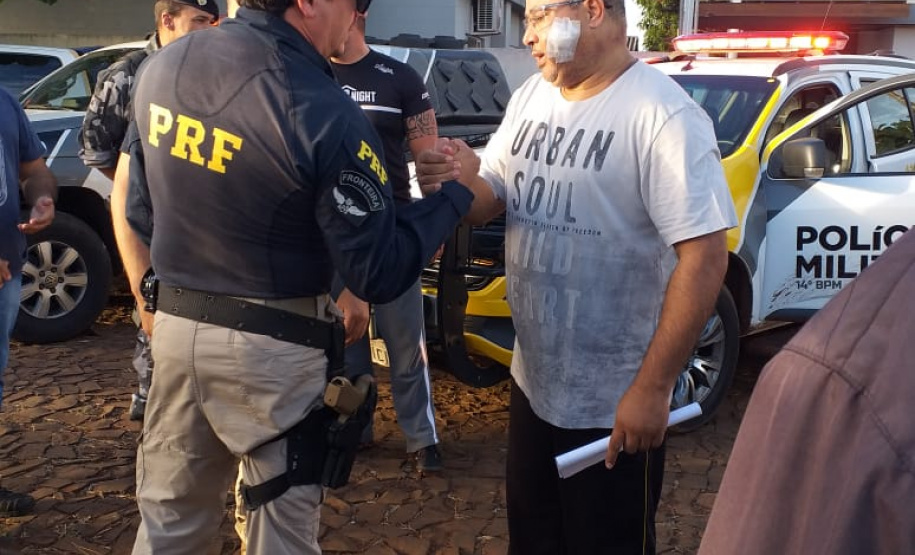 Soldado da PM ferido ao abordar suspeitos em posto de combustíveis recebe alta do hospital e é homenageado em Foz do Iguaçu