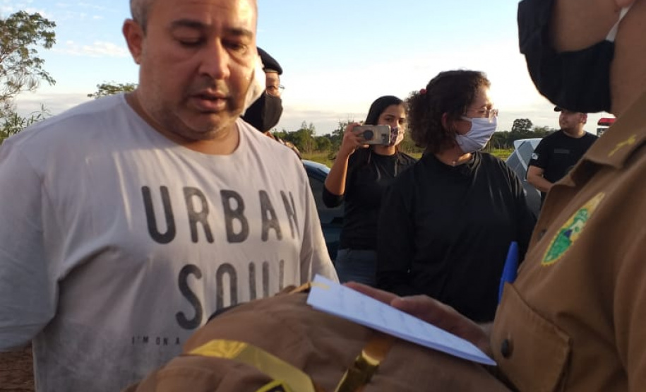 Soldado da PM ferido ao abordar suspeitos em posto de combustíveis recebe alta do hospital e é homenageado em Foz do Iguaçu