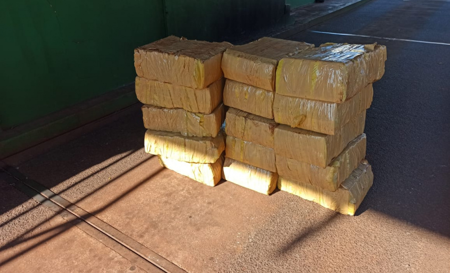 BPFron apreende R$ 1,3 milhão em cigarros contrabandeados e veículos em Guaíra, no oeste do Paraná