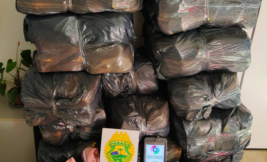 Em situações distintas, BPFron apreende 20 mil pacotes de cigarros e 22 volumes de contrabando no Oeste do estado