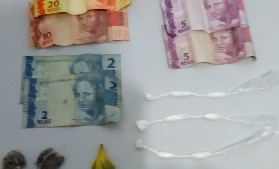 PM prende três pessoas e apreende 23 porções de drogas e mais de R$ 1,5 mil em dinheiro no Norte Pioneiro