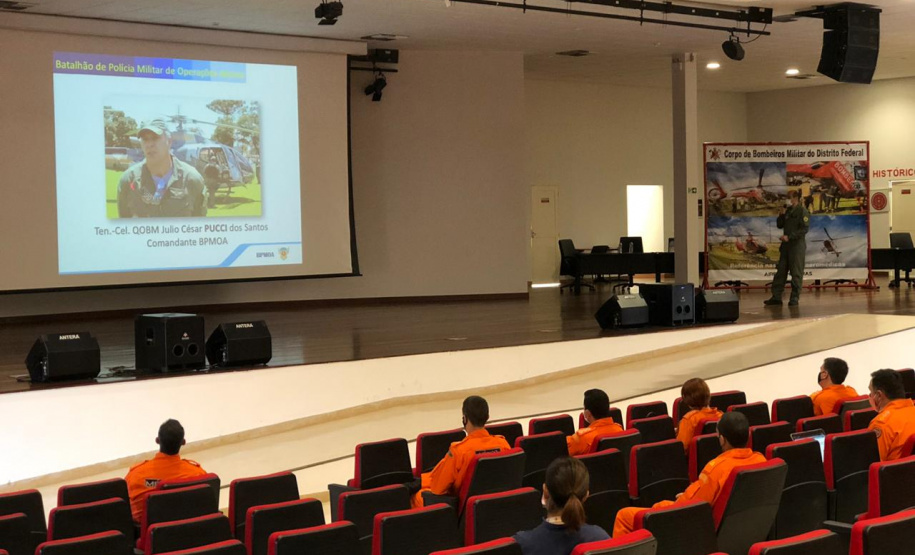 Operadores do BPMOA fazem treinamento com aeronave para Grupamento Aéreo do Corpo de Bombeiros do Distrito Federal
