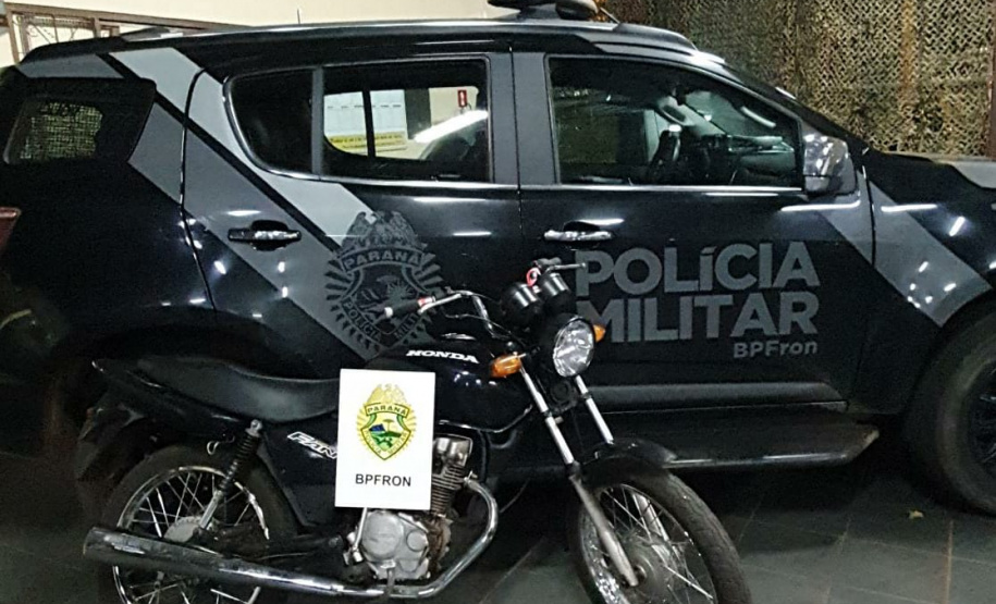 No Oeste do estado, BPFron apreende 40 mil pacotes de cigarros contrabandeados e recupera motocicleta furtada