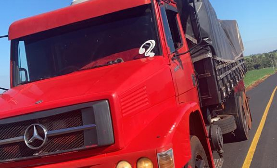 Batalhão de fronteira apreende caminhão carregado de cigarros contrabandeados em Santa Helena, no oeste do Paraná