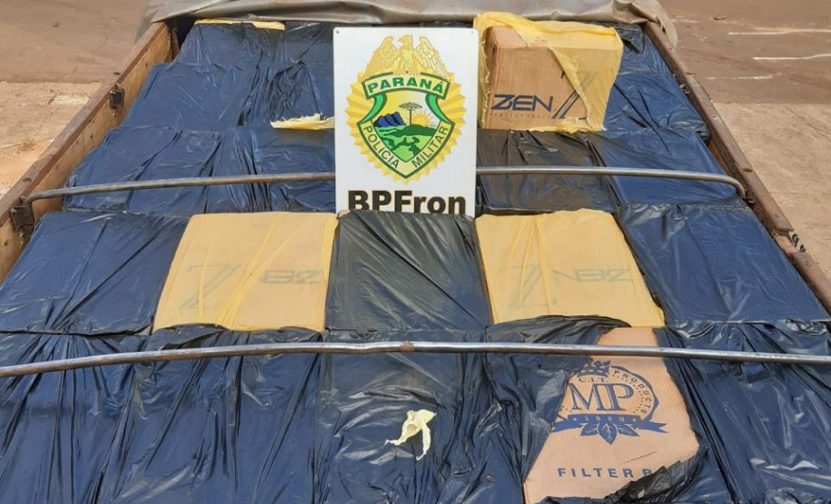 Batalhão de fronteira apreende caminhão carregado de cigarros contrabandeados em Santa Helena, no oeste do Paraná