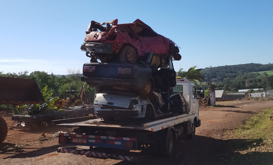 Secretaria da Segurança Pública remove veículos inservíveis do pátio da Prefeitura de Matelândia, no oeste do Paraná
