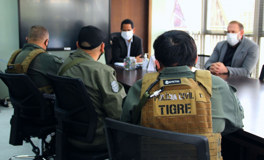 Secretário coronel Marinho recebe placa alusiva aos 30 anos de grupo especializado da Polícia Civil