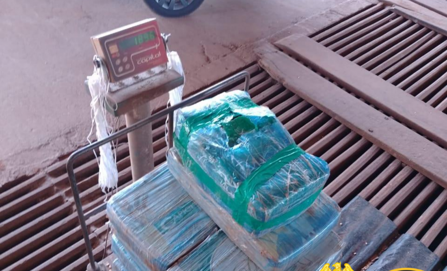 Homem foge de fiscalização da PRE e abandona carro com mais de 190 quilos de maconha no Oeste do PR