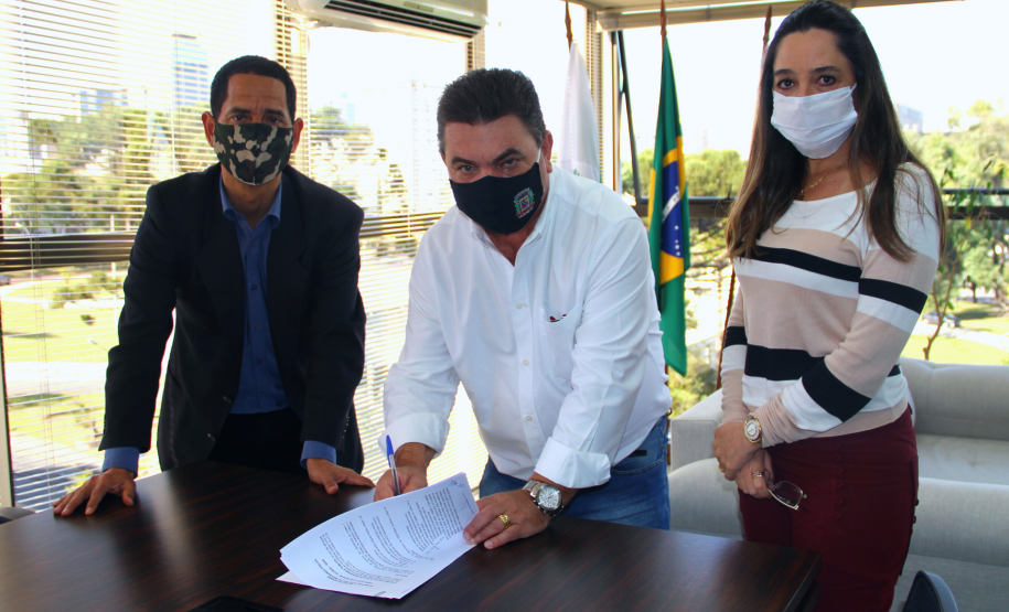 Secretário coronel Marinho recebe prefeito de Arapongas para assinatura de Resolução Conjunta