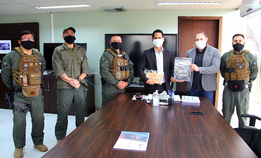 Secretário coronel Marinho recebe placa alusiva aos 30 anos de grupo especializado da Polícia Civil