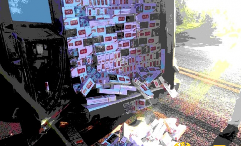 Polícia Rodoviária Estadual apreende 35 caixas com cigarros contrabandeados durante atendimento a acidente, na PRC 158