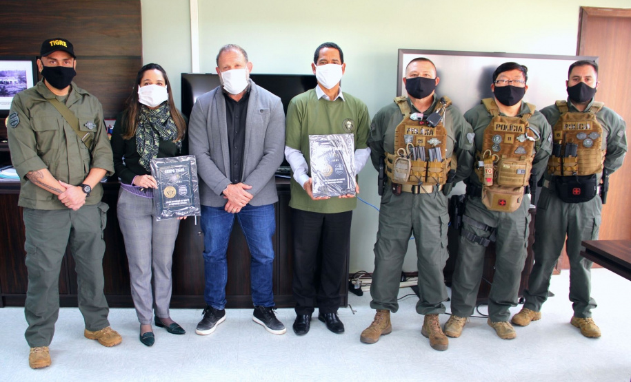 Secretário coronel Marinho recebe placa alusiva aos 30 anos de grupo especializado da Polícia Civil