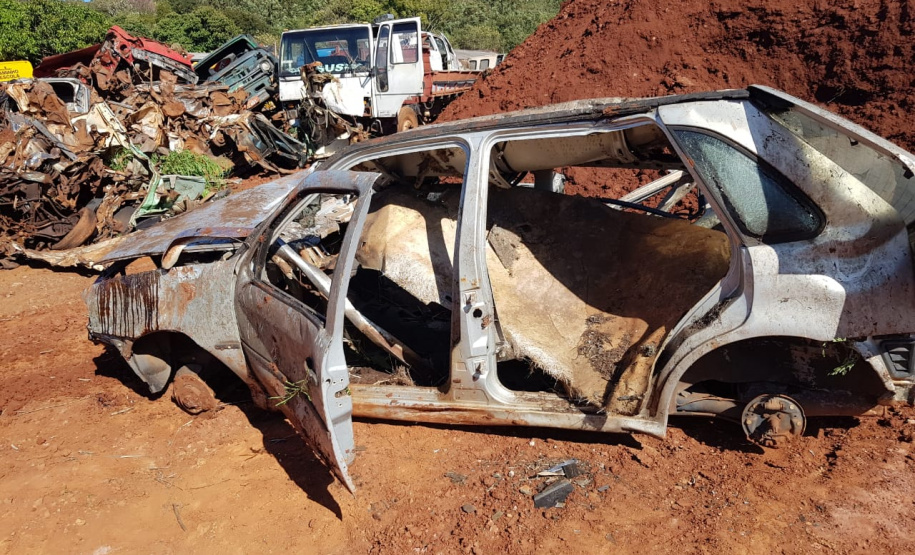 Secretaria da Segurança Pública remove veículos inservíveis do pátio da Prefeitura de Matelândia, no oeste do Paraná