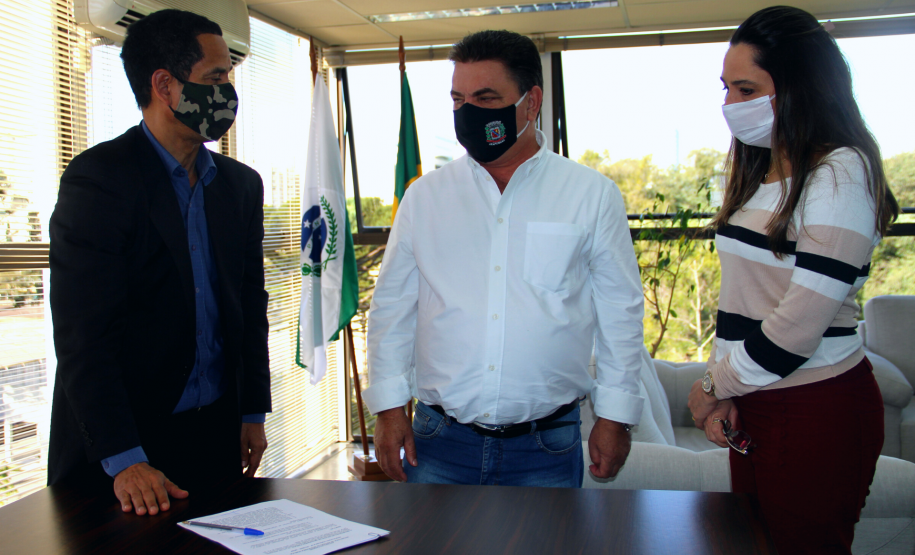 Secretário coronel Marinho recebe prefeito de Arapongas para assinatura de Resolução Conjunta