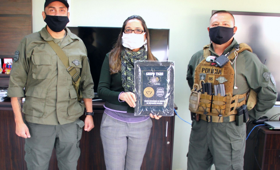 Secretário coronel Marinho recebe placa alusiva aos 30 anos de grupo especializado da Polícia Civil