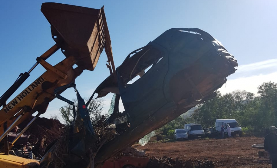 Secretaria da Segurança Pública remove veículos inservíveis do pátio da Prefeitura de Matelândia, no oeste do Paraná