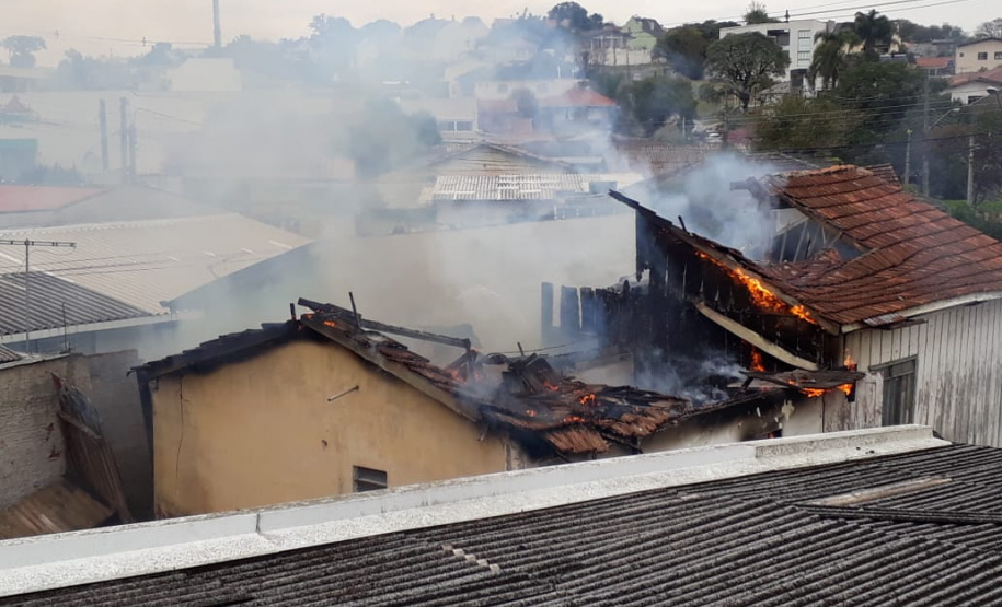 Equipe do BPTran encontra casa em chama durante patrulhamento no bairro Uberaba em Curitiba