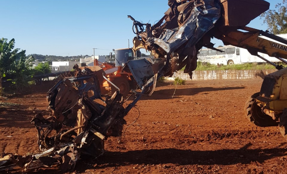 Secretaria da Segurança Pública remove veículos inservíveis do pátio da Prefeitura de Matelândia, no oeste do Paraná
