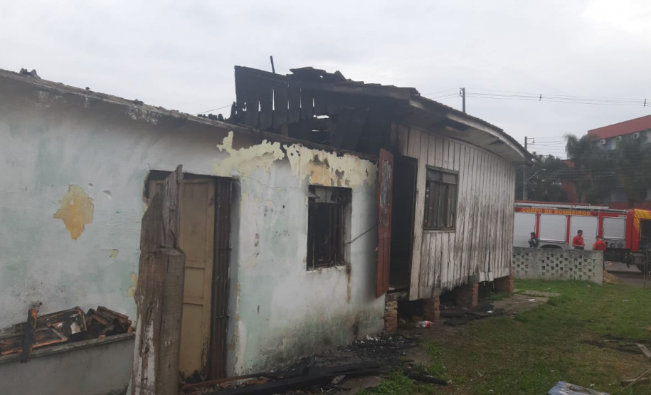 Equipe do BPTran encontra casa em chama durante patrulhamento no bairro Uberaba em Curitiba
