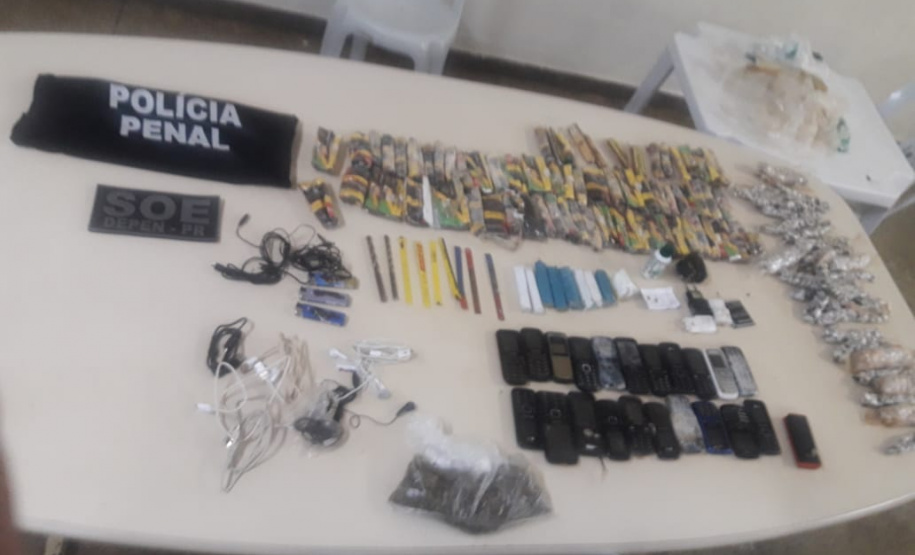 Em Foz do Iguaçu, agentes penitenciários impedem arremesso de 30 celulares e drogas