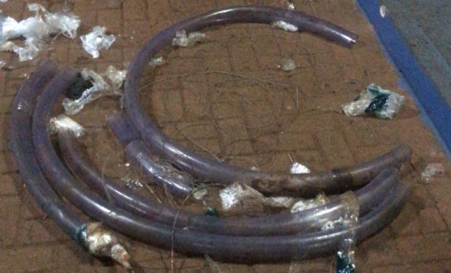 Em Foz do Iguaçu, agentes penitenciários impedem arremesso de 30 celulares e drogas