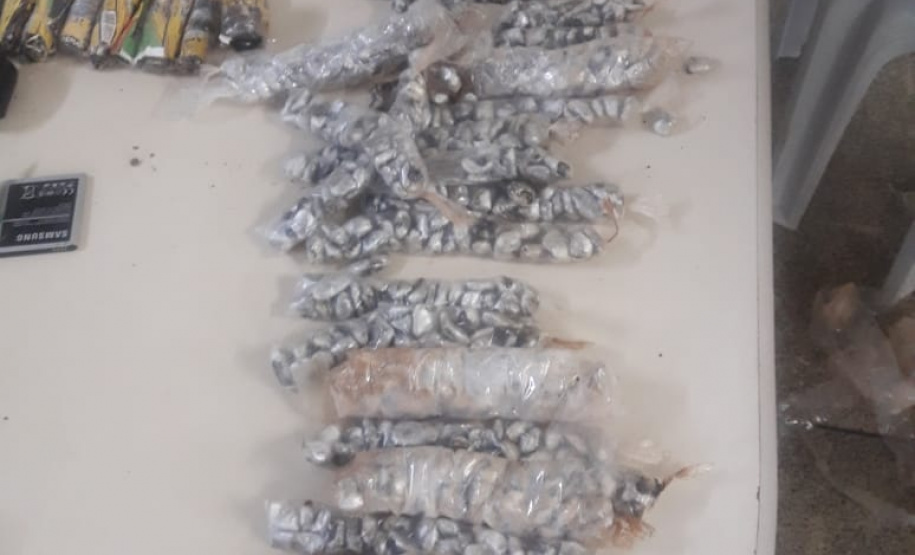 Em Foz do Iguaçu, agentes penitenciários impedem arremesso de 30 celulares e drogas