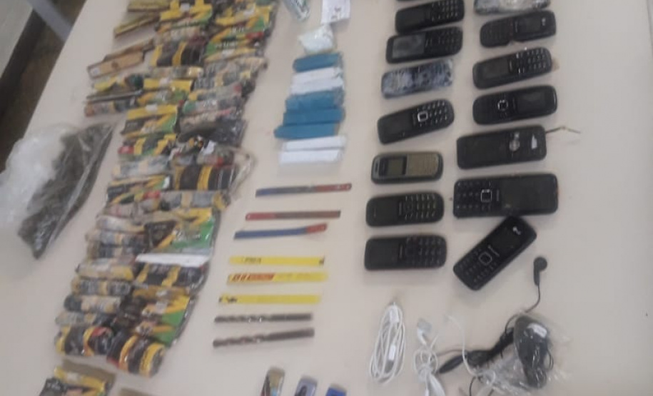 Em Foz do Iguaçu, agentes penitenciários impedem arremesso de 30 celulares e drogas