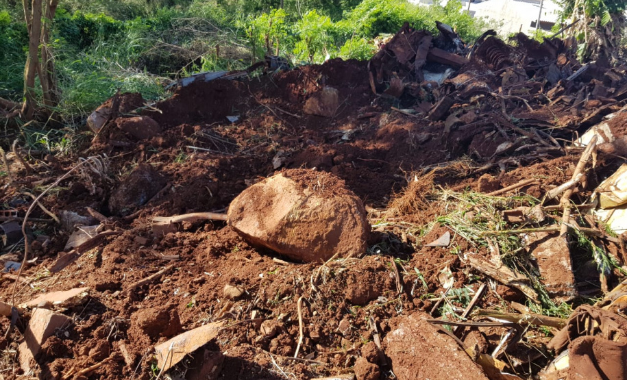 Secretaria da Segurança Pública remove veículos inservíveis do pátio da Prefeitura de Matelândia, no oeste do Paraná
