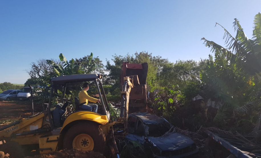 Secretaria da Segurança Pública remove veículos inservíveis do pátio da Prefeitura de Matelândia, no oeste do Paraná