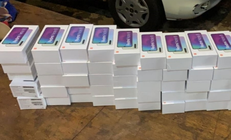 Ação conjunta apreende dois carros e mais de 120 celulares contrabandeados, em Cambé (PR)