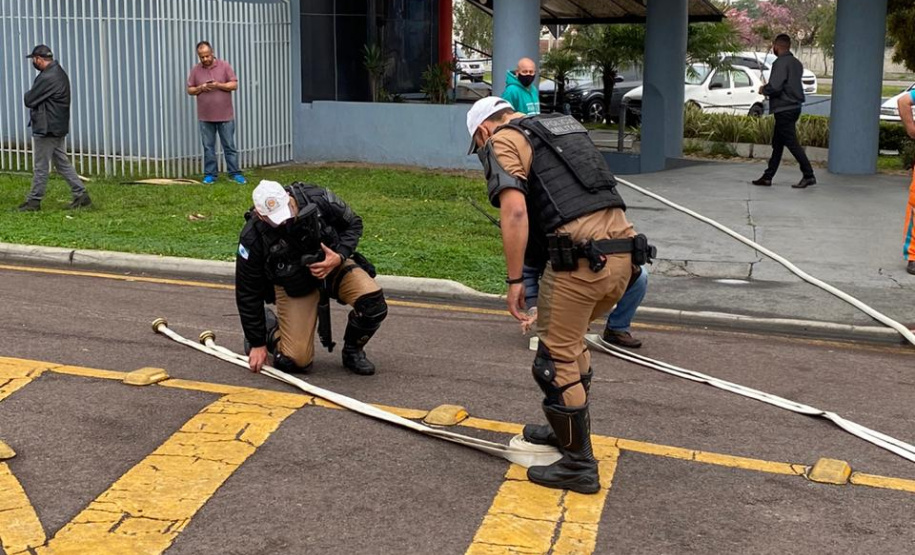 Equipe do BPTran encontra casa em chama durante patrulhamento no bairro Uberaba em Curitiba