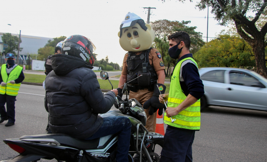 No Dia do Motociclista, BPTran faz blitz educativa e distribui antena corta fio pra evitar acidentes com linha de cerol