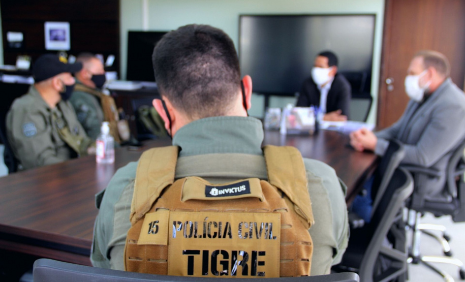 Secretário coronel Marinho recebe placa alusiva aos 30 anos de grupo especializado da Polícia Civil