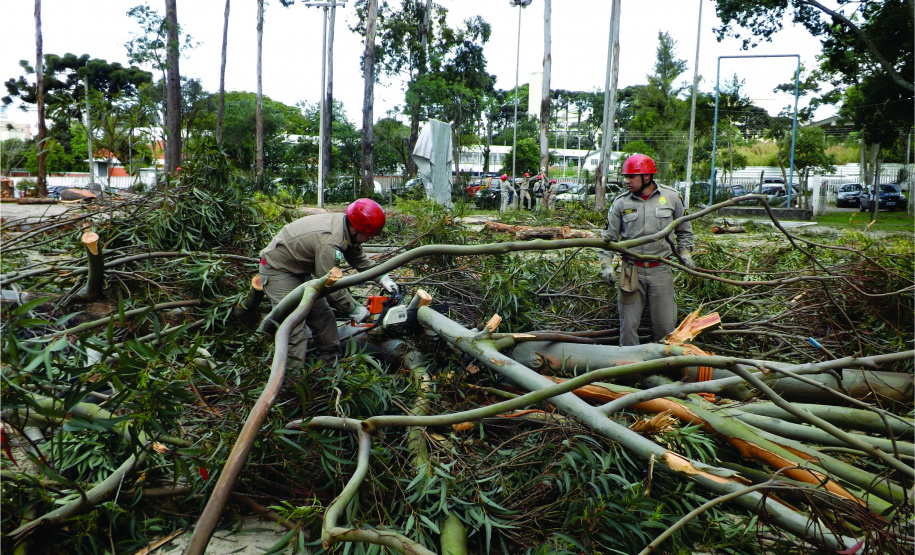 Efeitos do ciclone sobre o Paraná mobilizam Corpo de Bombeiros
