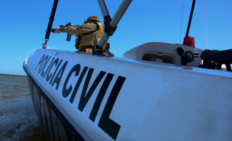 PCPR apreende lancha e cerca de 500 quilos de maconha durante operação Hórus