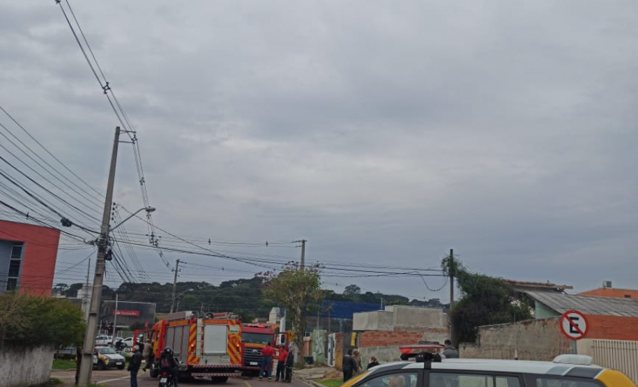 Equipe do BPTran encontra casa em chama durante patrulhamento no bairro Uberaba em Curitiba