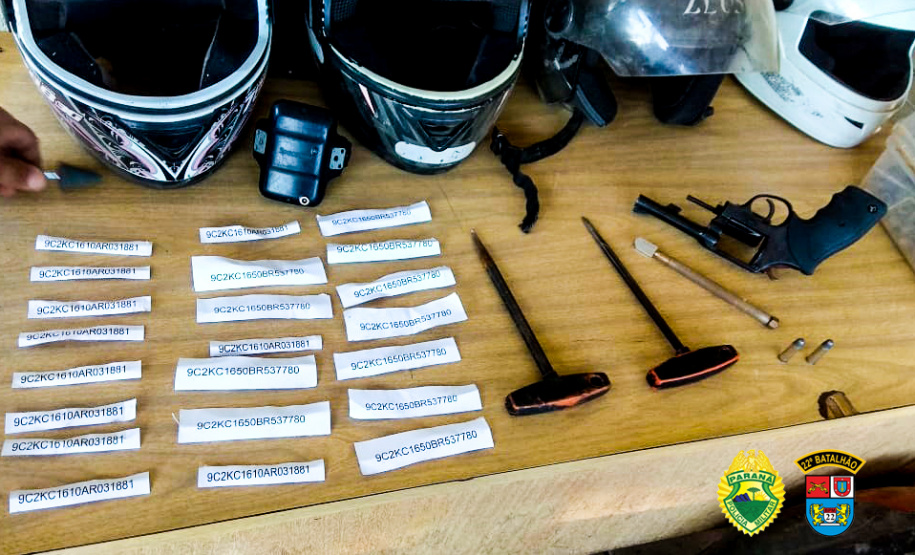 PM descobre produção ilegal de placas de moto em Rio Branco do Sul, na RMC; 22 placas com alerta foram apreendidas