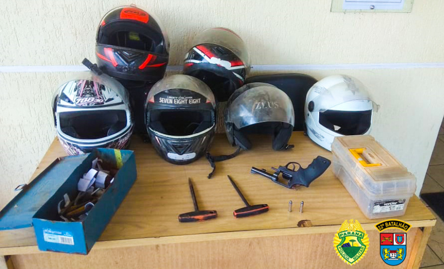 PM descobre produção ilegal de placas de moto em Rio Branco do Sul, na RMC; 22 placas com alerta foram apreendidas