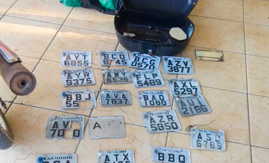 PM descobre produção ilegal de placas de moto em Rio Branco do Sul, na RMC; 22 placas com alerta foram apreendidas