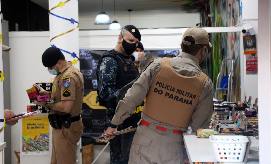 Operação fecha comércio e apreende contrabando em Curitiba