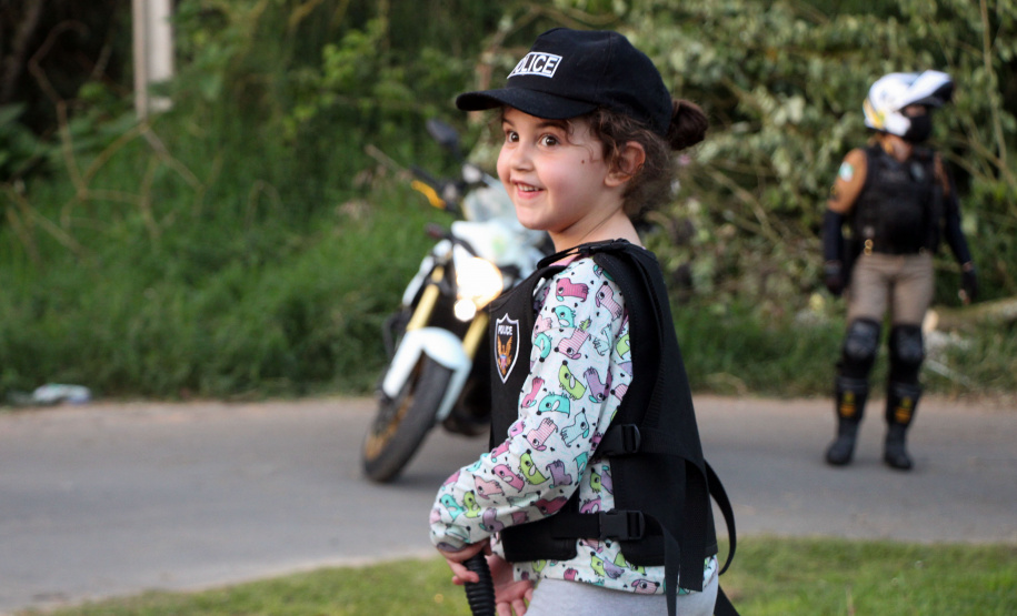 Menina fã da Polícia Militar recebe surpresa de policiais femininas em Colombo, na RMC