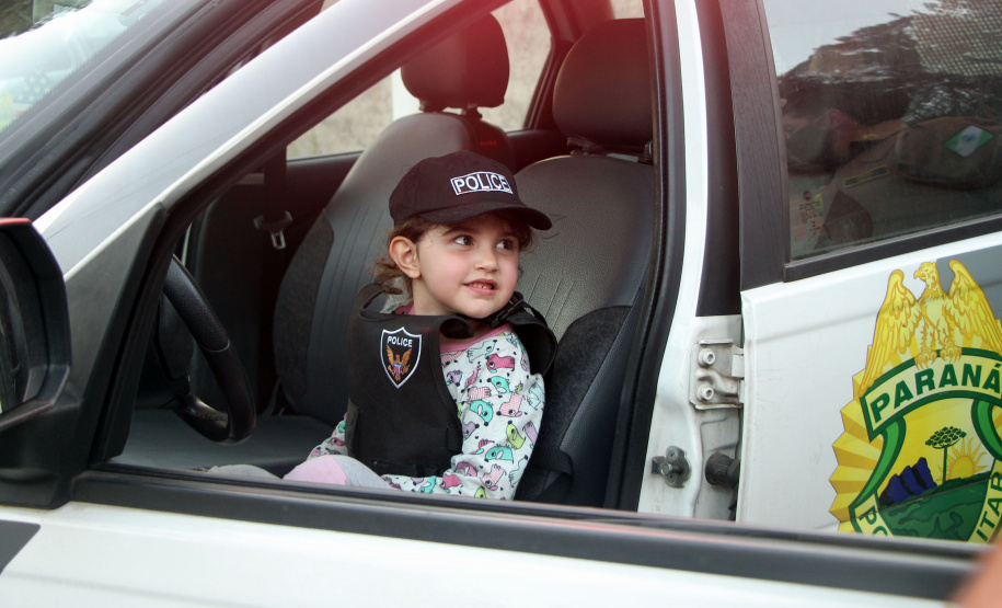 Menina fã da Polícia Militar recebe surpresa de policiais femininas em Colombo, na RMC