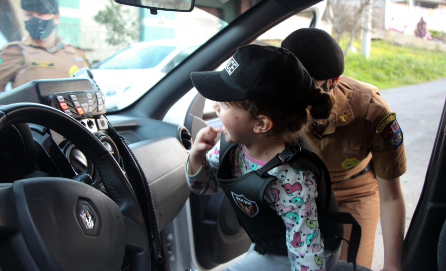 Menina fã da Polícia Militar recebe surpresa de policiais femininas em Colombo, na RMC