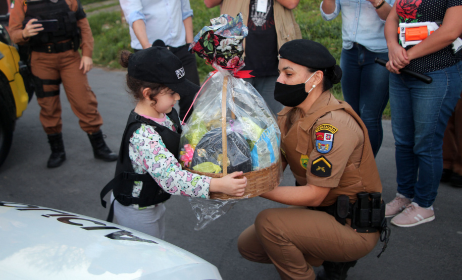 Menina fã da Polícia Militar recebe surpresa de policiais femininas em Colombo, na RMC