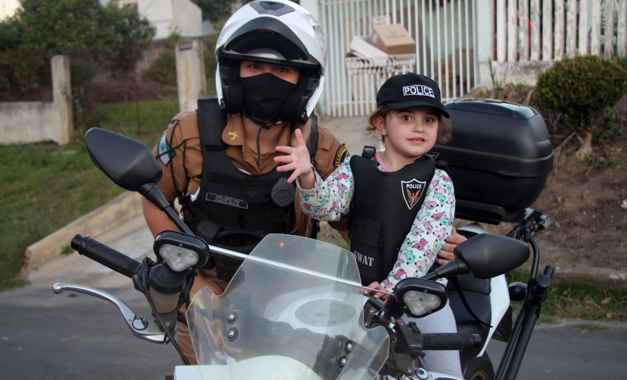 Menina fã da Polícia Militar recebe surpresa de policiais femininas em Colombo, na RMC
