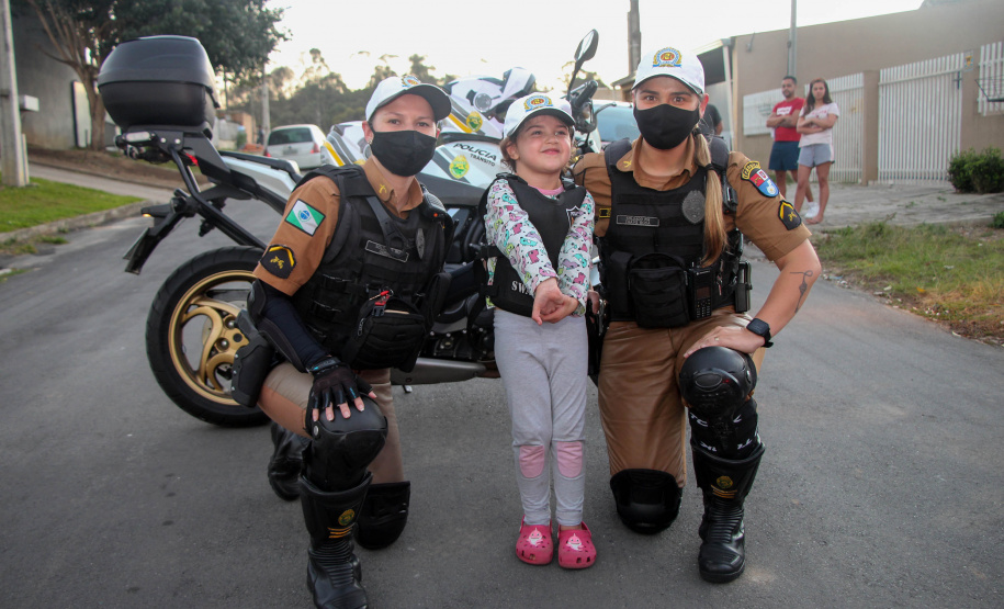 Menina fã da Polícia Militar recebe surpresa de policiais femininas em Colombo, na RMC