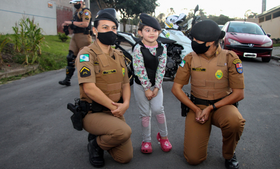 Menina fã da Polícia Militar recebe surpresa de policiais femininas em Colombo, na RMC