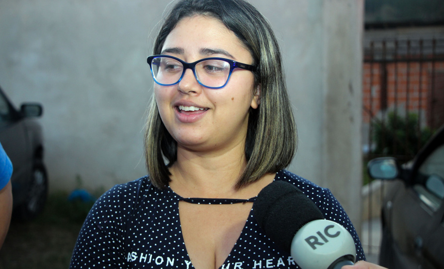 Menina fã da Polícia Militar recebe surpresa de policiais femininas em Colombo, na RMC