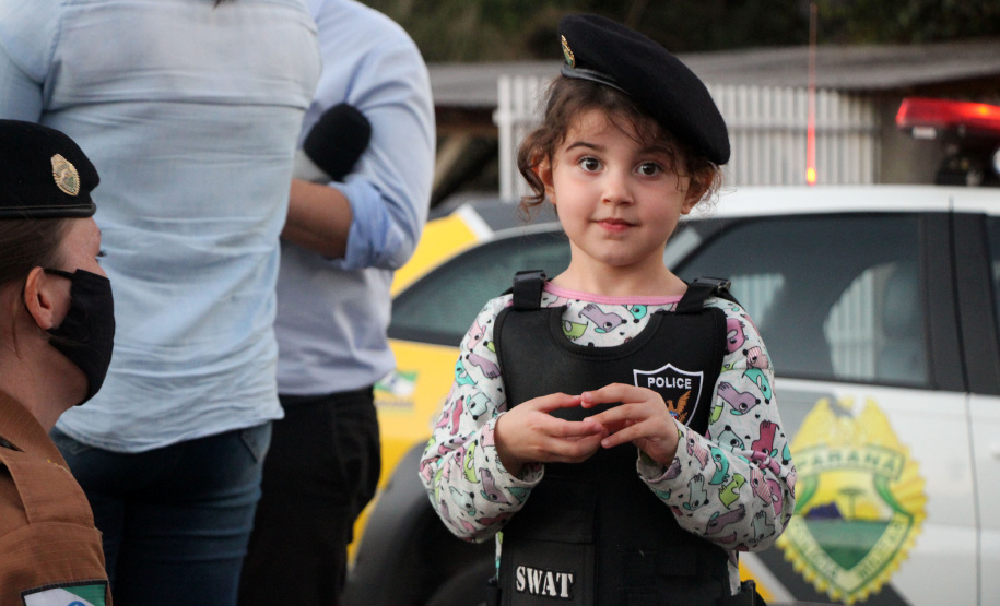 Menina fã da Polícia Militar recebe surpresa de policiais femininas em Colombo, na RMC